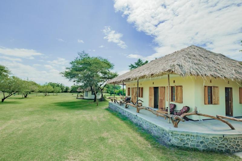Lake Natron Maasai Giraffe Eco Lodge And Camping Mtowabaga Екстер'єр фото