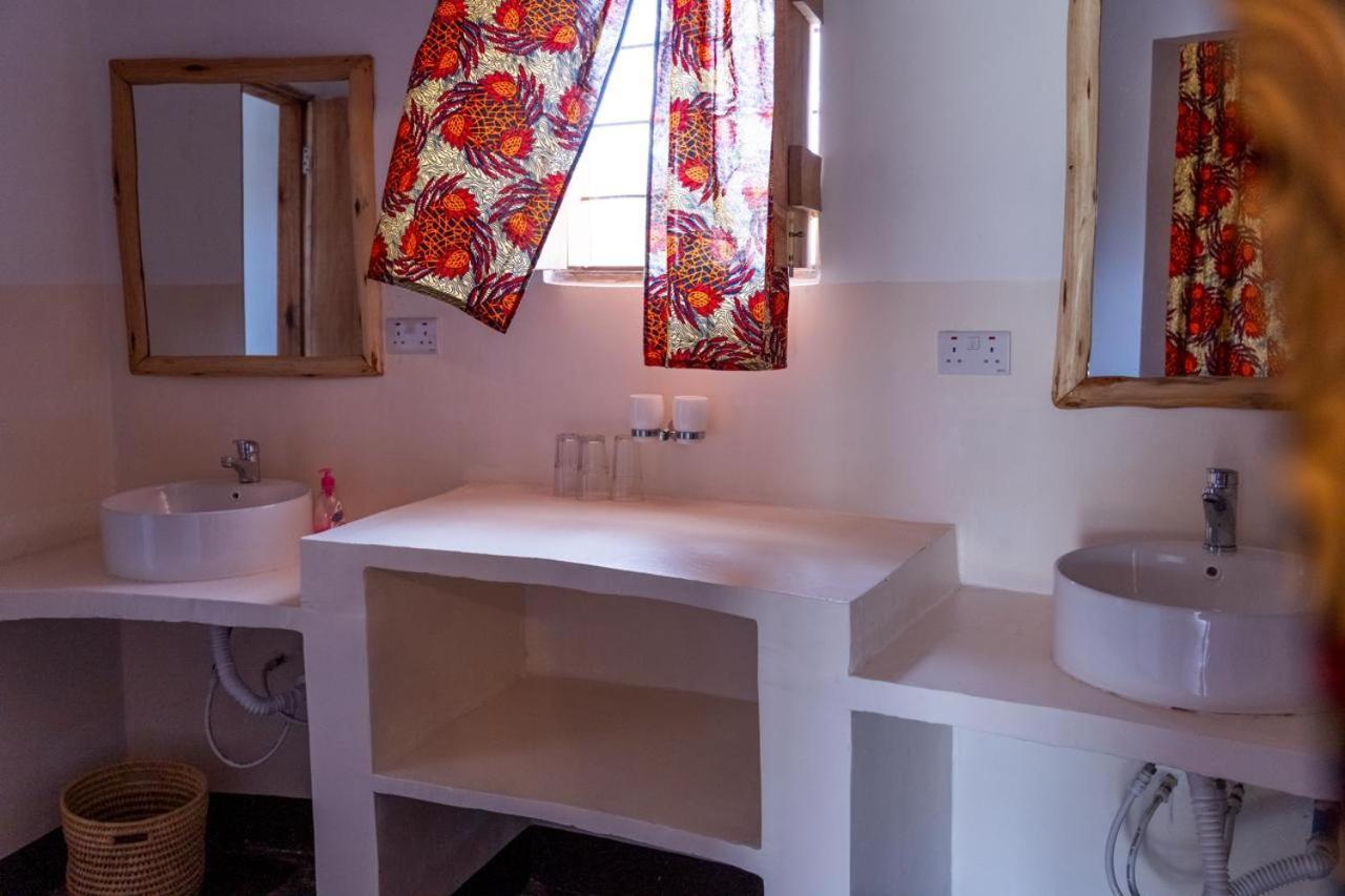 Lake Natron Maasai Giraffe Eco Lodge And Camping Mtowabaga Екстер'єр фото